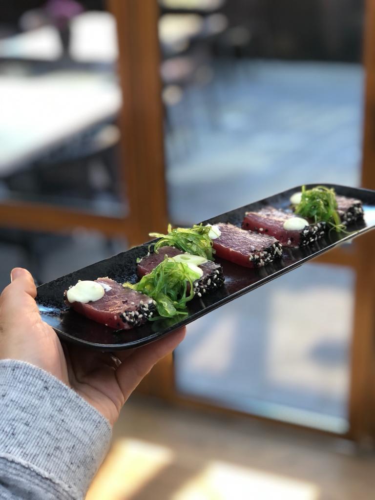 bord met vlees stukjes bij restaurant oudejans in De Rijp